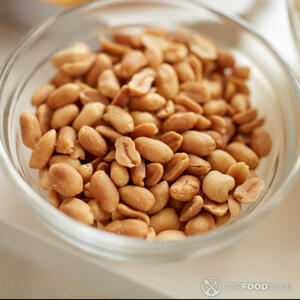 посыпать арахисом