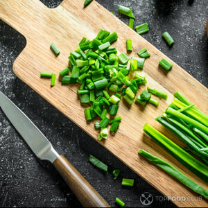 нарезать зеленый лук
