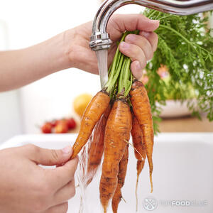 моет морковь