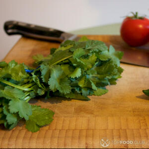 нарезать кинзу