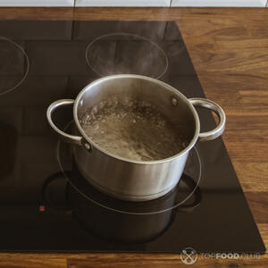 вода в кастрюле кипит