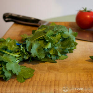 нарезать кинзу