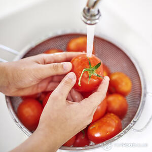 моет помидоры