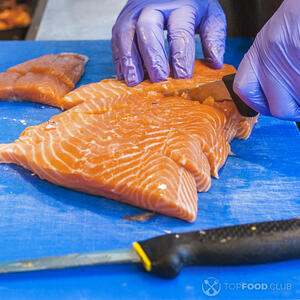 нарезает лосось