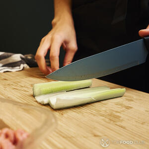 нарезает сельдерей