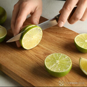 нарезать лайм кружками