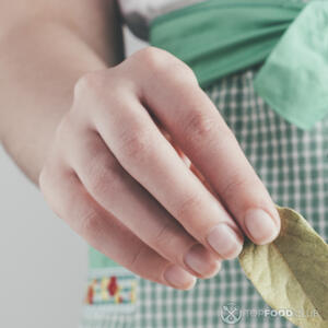 добавляет лавровый лист