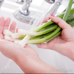 мыть зеленый лук