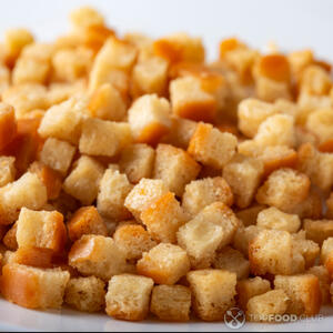 посыпать сухариками