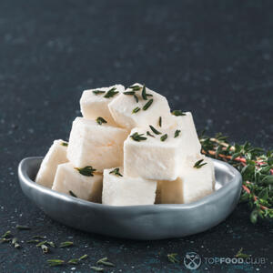 нарезанный сыр фета