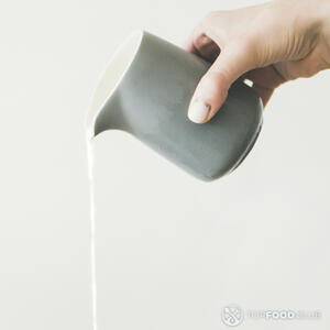 наливает сливки