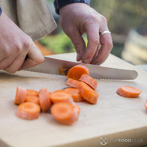 нарезает морковь