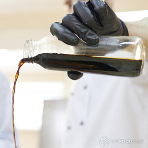 наливает соевый соус