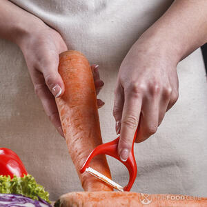 чистит морковь