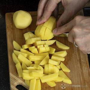 нарезает картофель