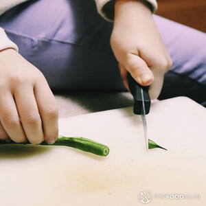 отрезает хвостики