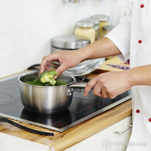 добавляет брокколи в кастрюлю