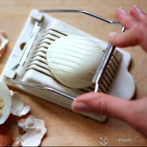 измельчить вареные яйца