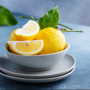 нарезать ломтиками лимон