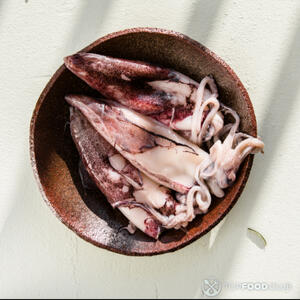 свежие неочищенные кальмары