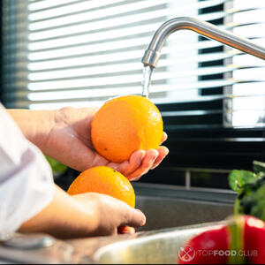 мыть апельсин