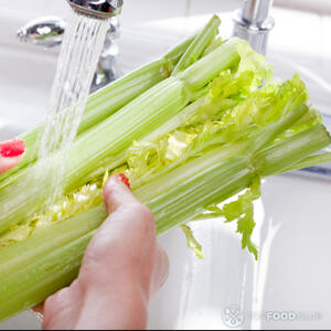 мыть сельдерей