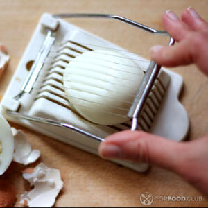 измельчить вареные яйца