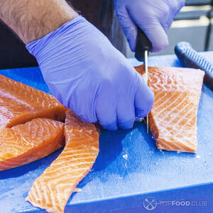 нарезает рыбу