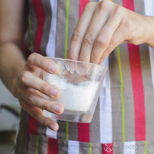 добавляет соль