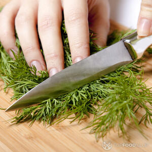 нарезает укроп