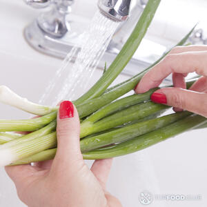 моет зелёный лук