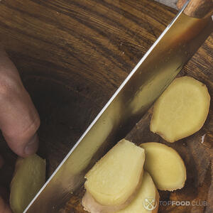 нарезает имбирь