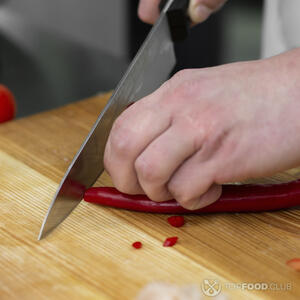 нарезает перец