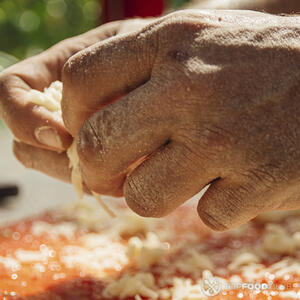 насыпает сыр