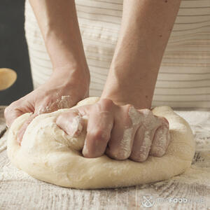 замешивает тесто