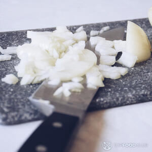 нарезает лук