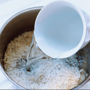 залить рис водой