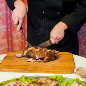 нарезать готовое мясо