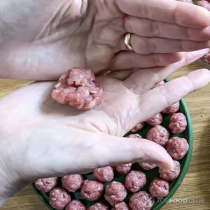 делает шарики из фарша