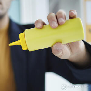 наливает горчицу