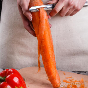 чистить морковь