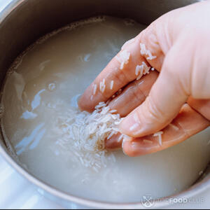 промыть рис руками