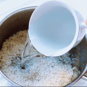 залить рис водой