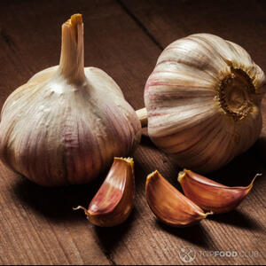 положить головки чеснока