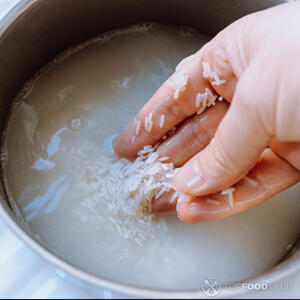 промыть рис руками