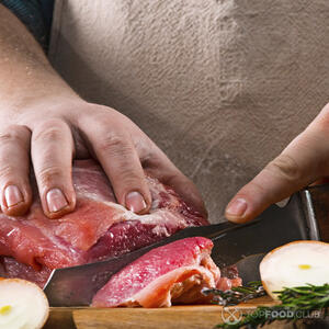 нарезает свинину