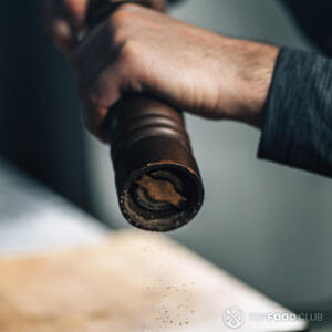 добавляет черный перец