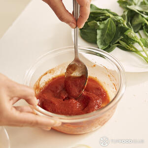 перемешивает пасту