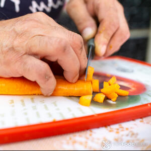 нарезать морковь мелко