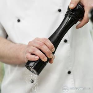 добавляет соль